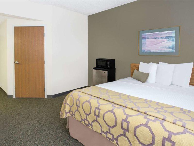 Baymont By Wyndham Janesville Exteriör bild